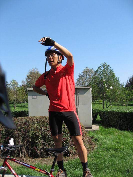 请注意，以下三张，左手一直用着他的左手