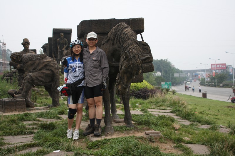 “英雄”要有美女相伴