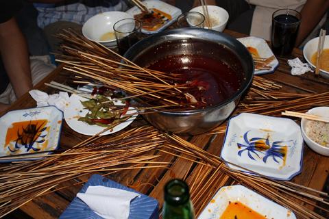 串串文化<桌下的竹签更多>