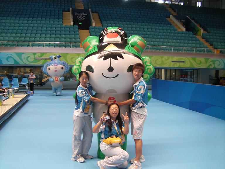 盈盈兰兰鹏鹏和贴贴