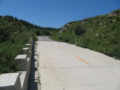 39 水泥路的终结和土路的开始-快到顶了.jpg