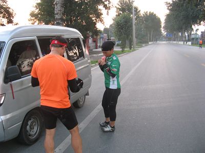 4 阎村无奈的等待修车.jpg