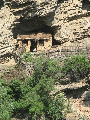 15 半山腰上的房子--好像是羊圈.jpg