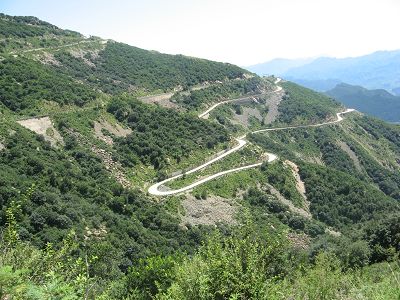 34 弯弯曲曲的上山路.jpg