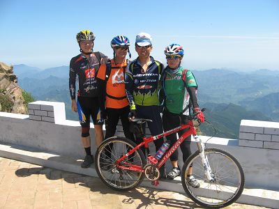 57 白草泮顶合影.jpg