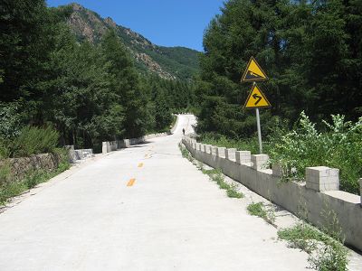 26 收费站后的陡坡来了-其实不长.jpg