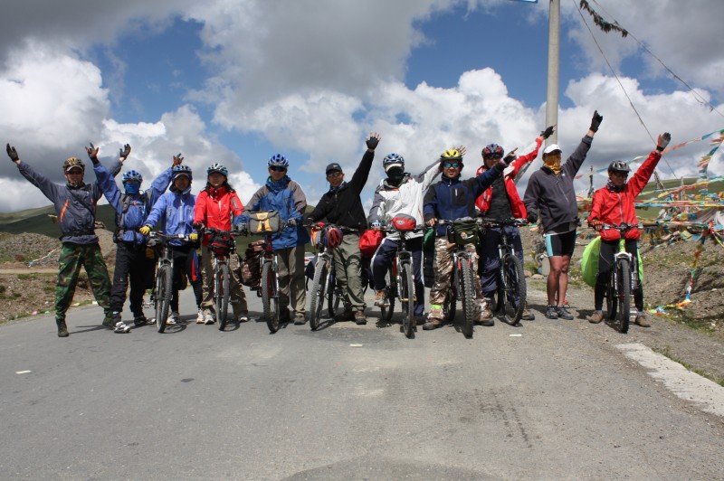 高尔寺山垭口集体照，我们几个人就把道路给封锁了，由于后有来车，没来得及把标识海拔的路牌照出来 ... ... ... . ...