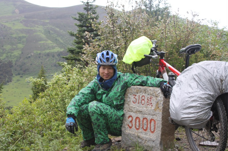 下剪子弯山的路上有3000公里的路牌，第一个千公里的路牌