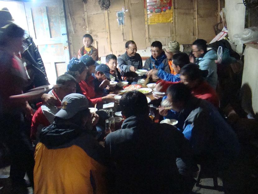 没有杯子拿碗喝，一样也可以喝得不亦乐乎