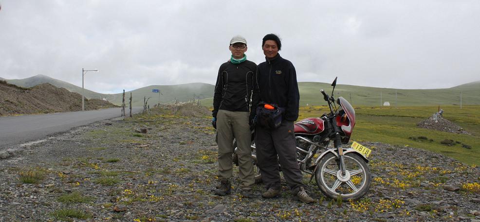 在垭口卖虫草的藏民