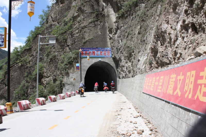 进雅江的最后一段路几乎全是上坡，还要过隧道，横跨雅砻江
