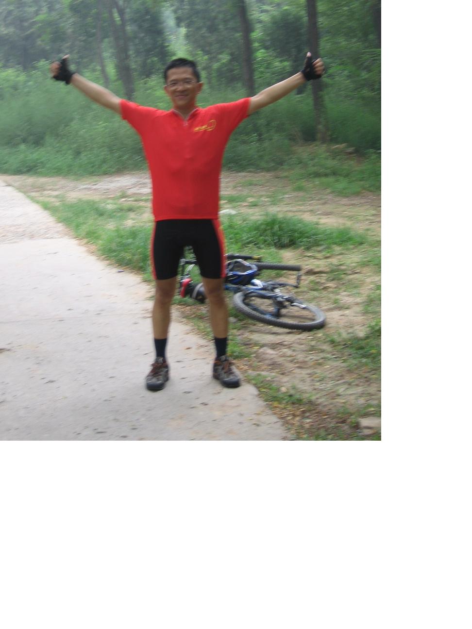 看到一个身影过去，貌似左手，果然左手