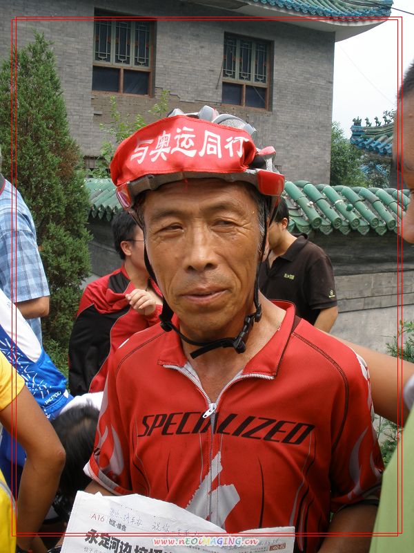 这位大爷从辽宁来的，而且还上了报纸