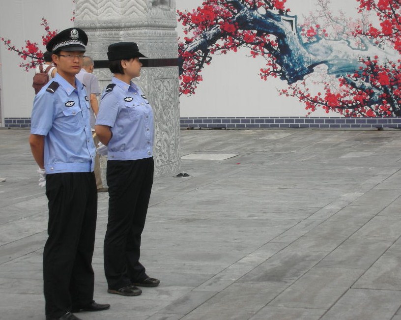 所有巡逻的警察都是男女搭配