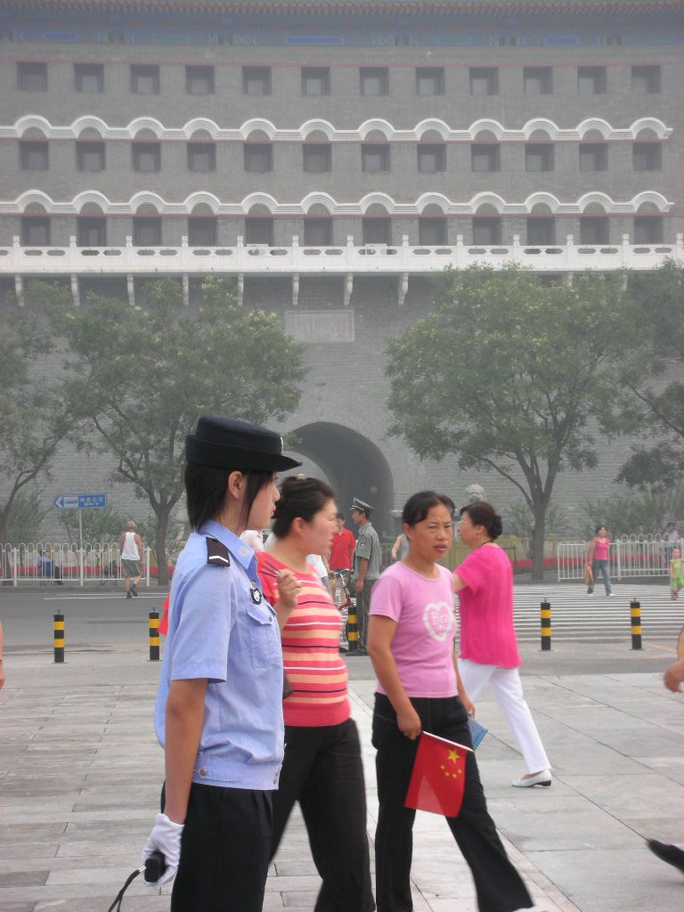 这美女警花我没敢拍正面，我怕她爱上我，也拍她铐上我