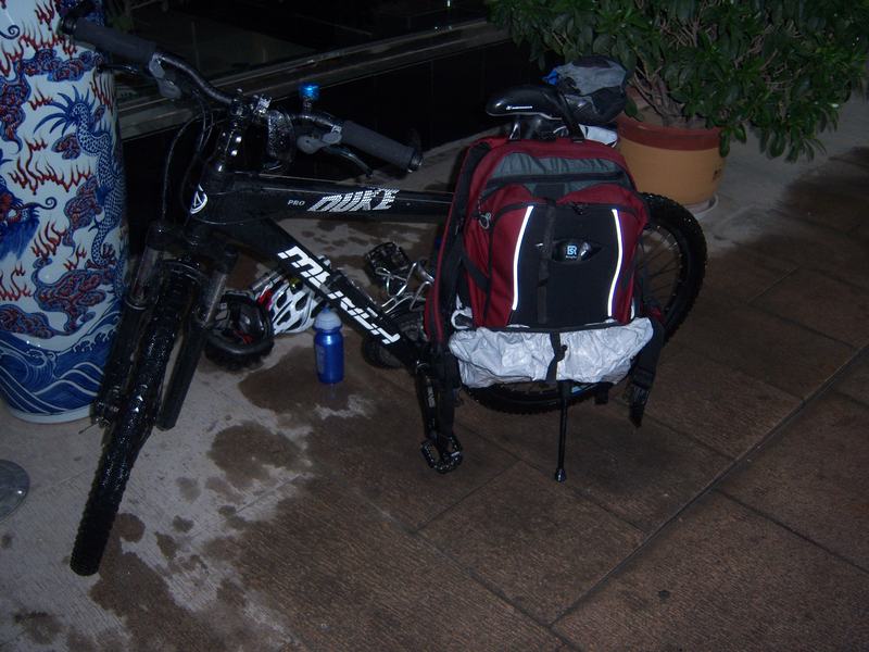 在宾馆门口控水