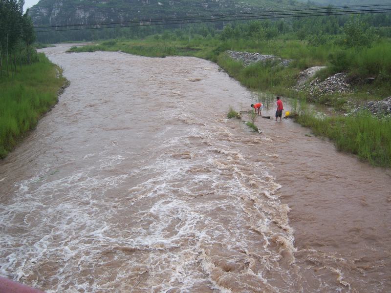 路上一处桥下的河水