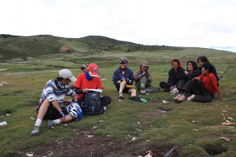 中巴拉山口附近与藏民聊天