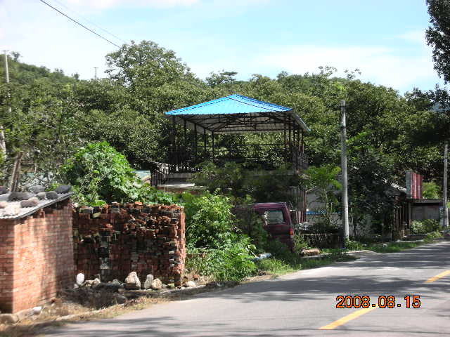 老板说不接待，说昨天来拨人把全村的鸡都吃了，没东西了。