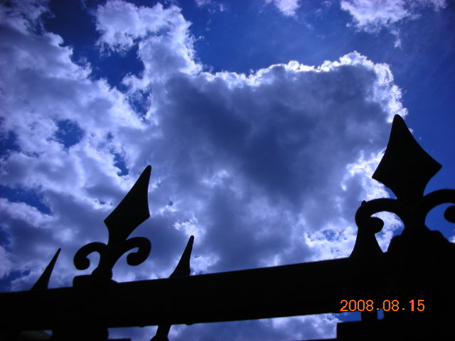 抬头看，天不答应，继续走吧