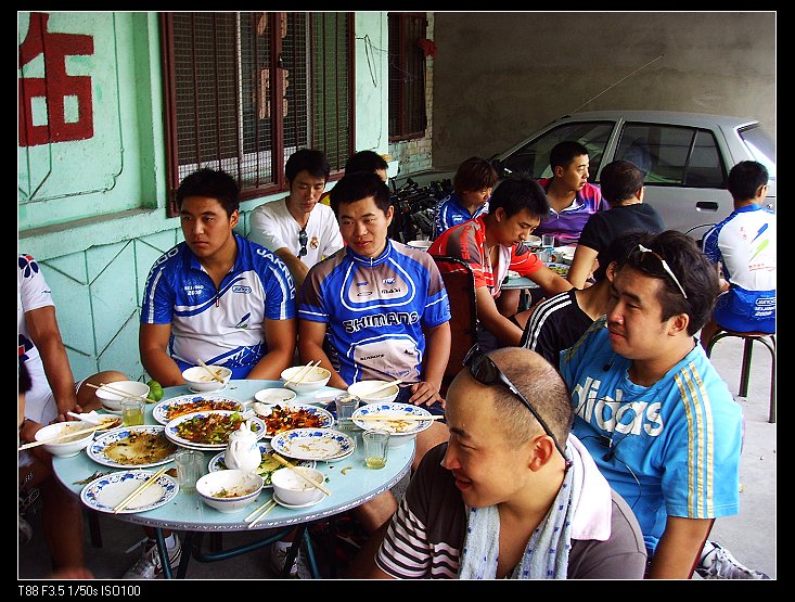 外屋的一帮斯文人（相对的）
