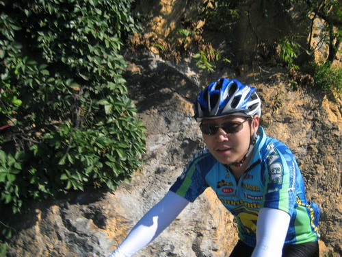 到达顶峰带好头盔准备下山