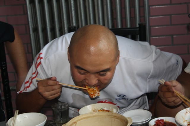 敬业呀，敬业地吃