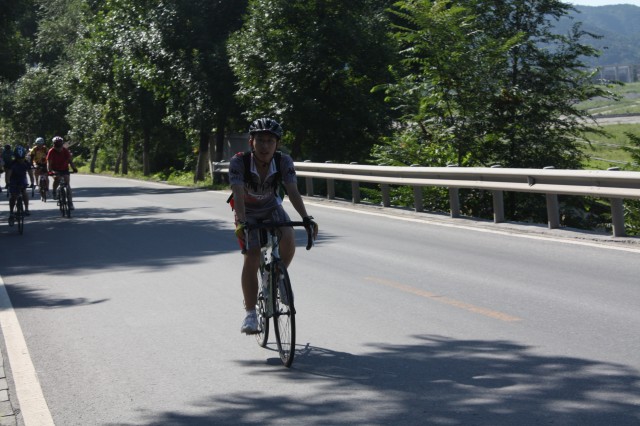 前面哥们的手太长了