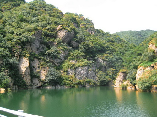 山腰上的碧绿水库