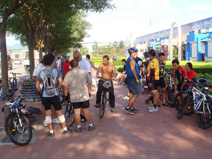 同志们都早到了