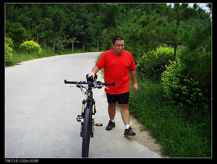 到公园了，发现不遵守安全纪律的馄饨一个