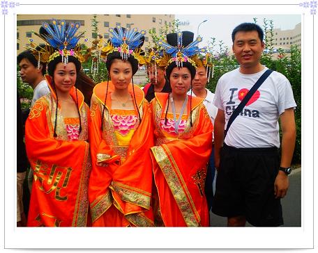 路上碰见3个MM，机会只能错过。赶快合个影