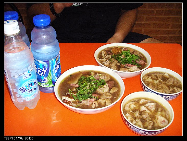 西单的卤煮火烧，2小碗加肠