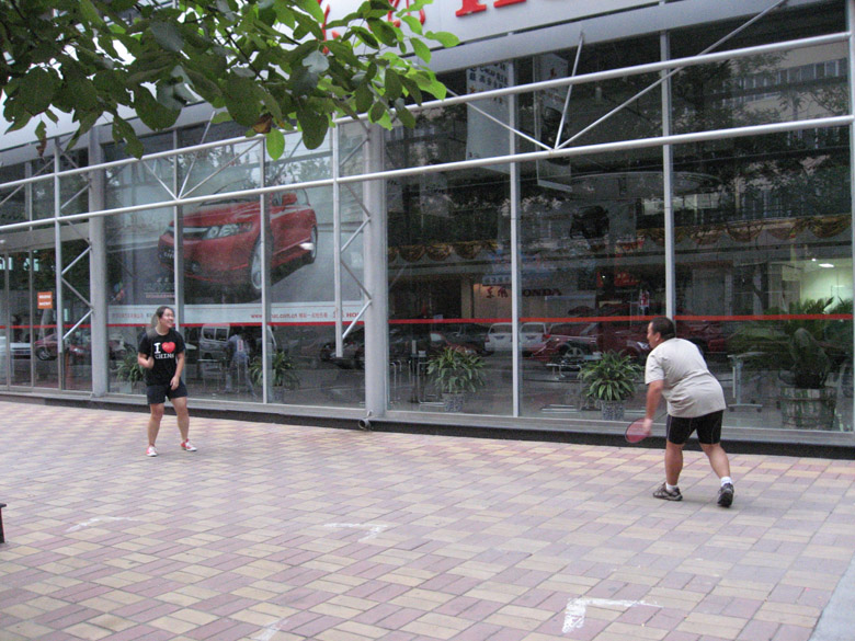 背景是著名的４Ｓ店