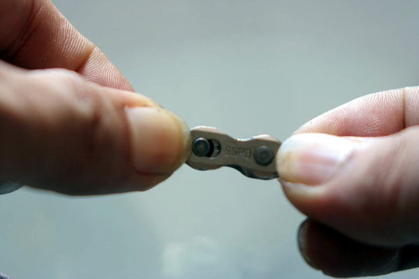 这个技术核心就在这张照片中，大家可以注意我的指甲，拆的时候用指甲将链片两边压紧，然后用指甲盖顶推中间的销钉 ...