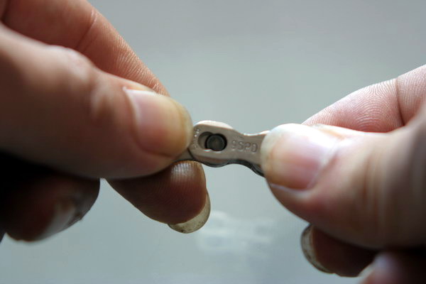 将魔术扣的销钉推到照片上这个位置。