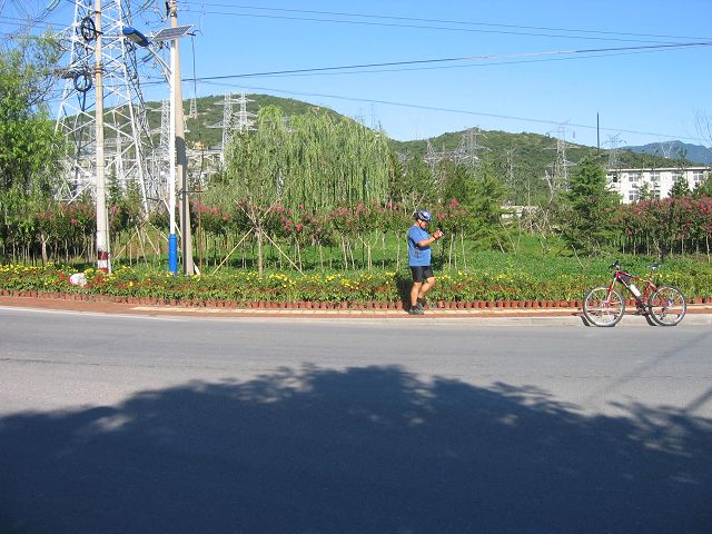 江水正在准备偷拍一个迎面走过来的……