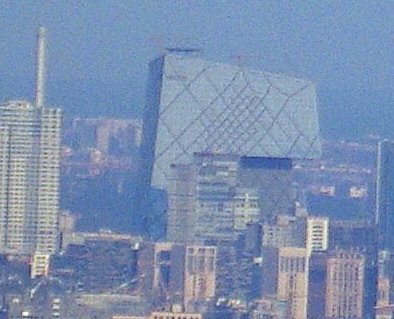 中央电视台新楼，从地图上量测，距离香山40km左右