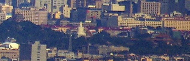 最左边那个山上的亭子是景山公园的，中间的白塔是北海公园的，右边类似天安门牌楼的是故宫 ... ...