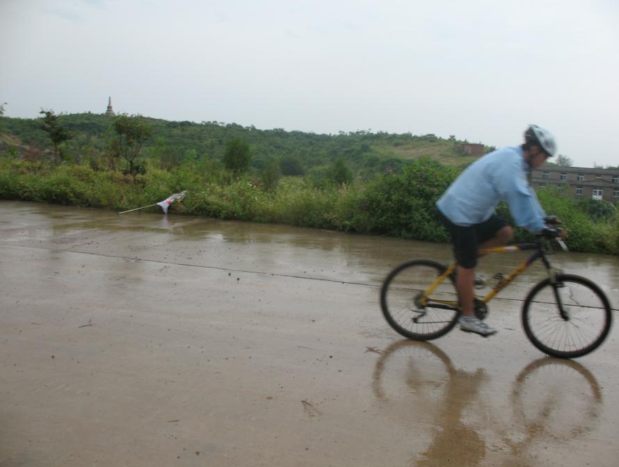 看，旁边的旗子都被骑行者的风刮倒了.jpg