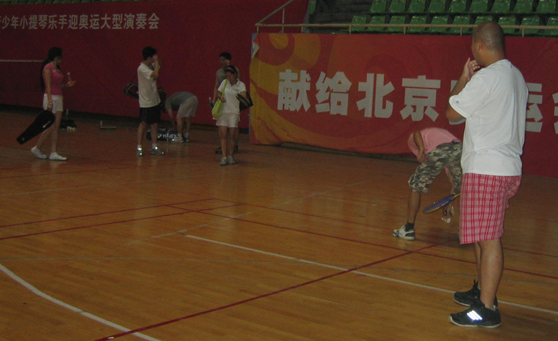 原来……是表演给边上的MM看的，你看艾米，眼神都直了，口水流了一地