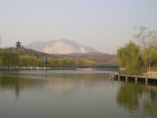 冰肌玉骨清无汗，水殿风来暗香满