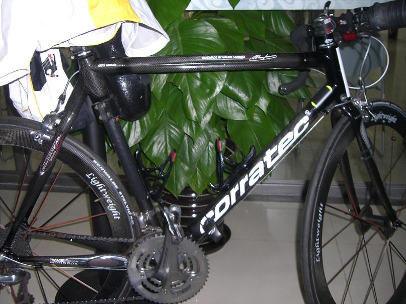 等待班车回家时停在门口的一辆车