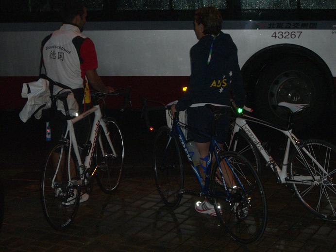 6：40了，运动员们要回家休息了