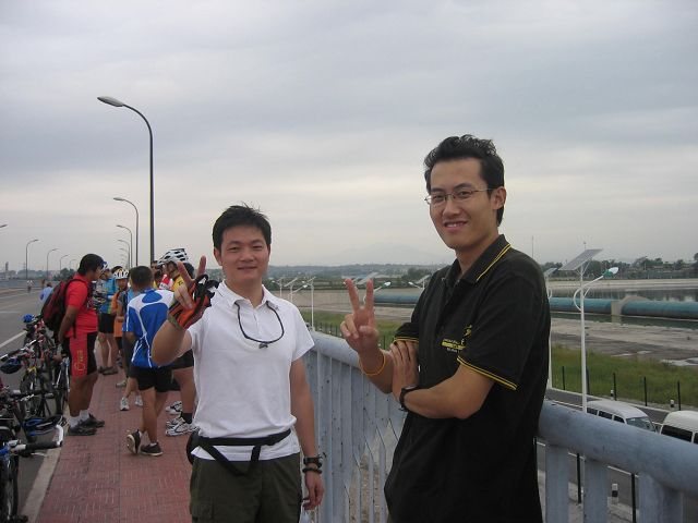 这两帅哥就大度多了，还能微笑面对人生