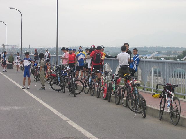 一看没人擦车，大家又都各忙各的了