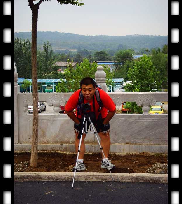 给众人拍照的馄饨
