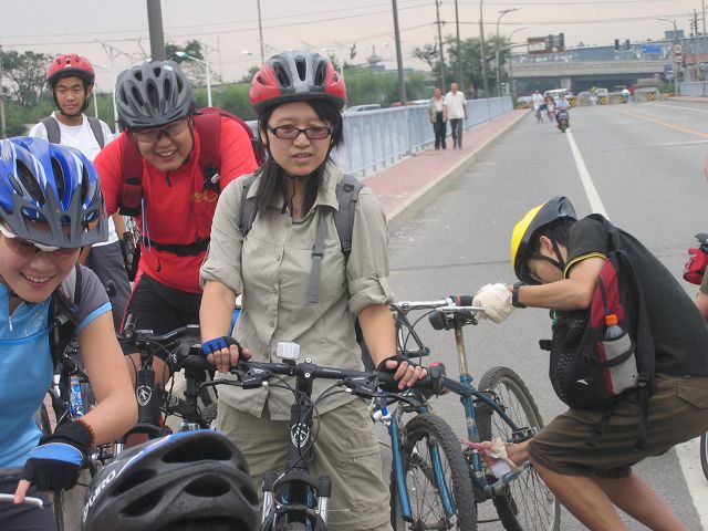 最中间的，就是今天的明星：pearldiver，深海采珠人，又名潜水艇