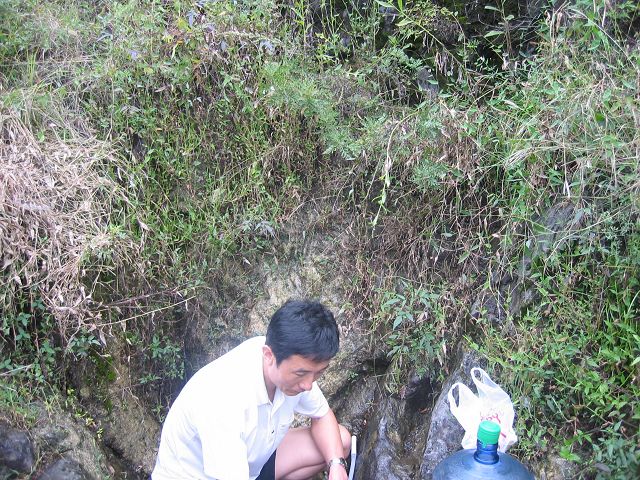 拿大桶接水的大叔