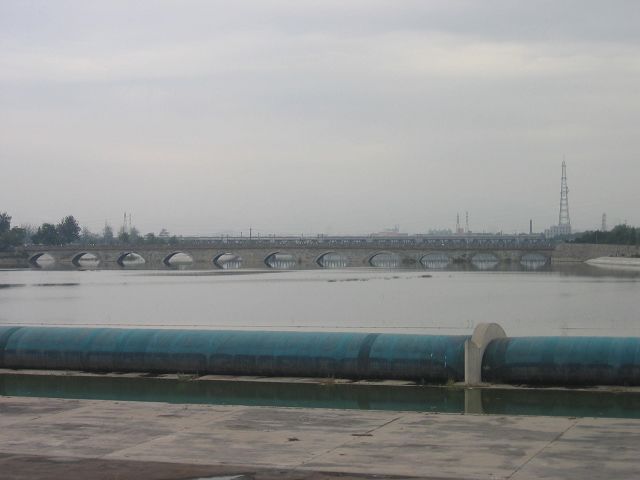 看！远处就是卢沟桥，七七事变，中国人心中永远的痛